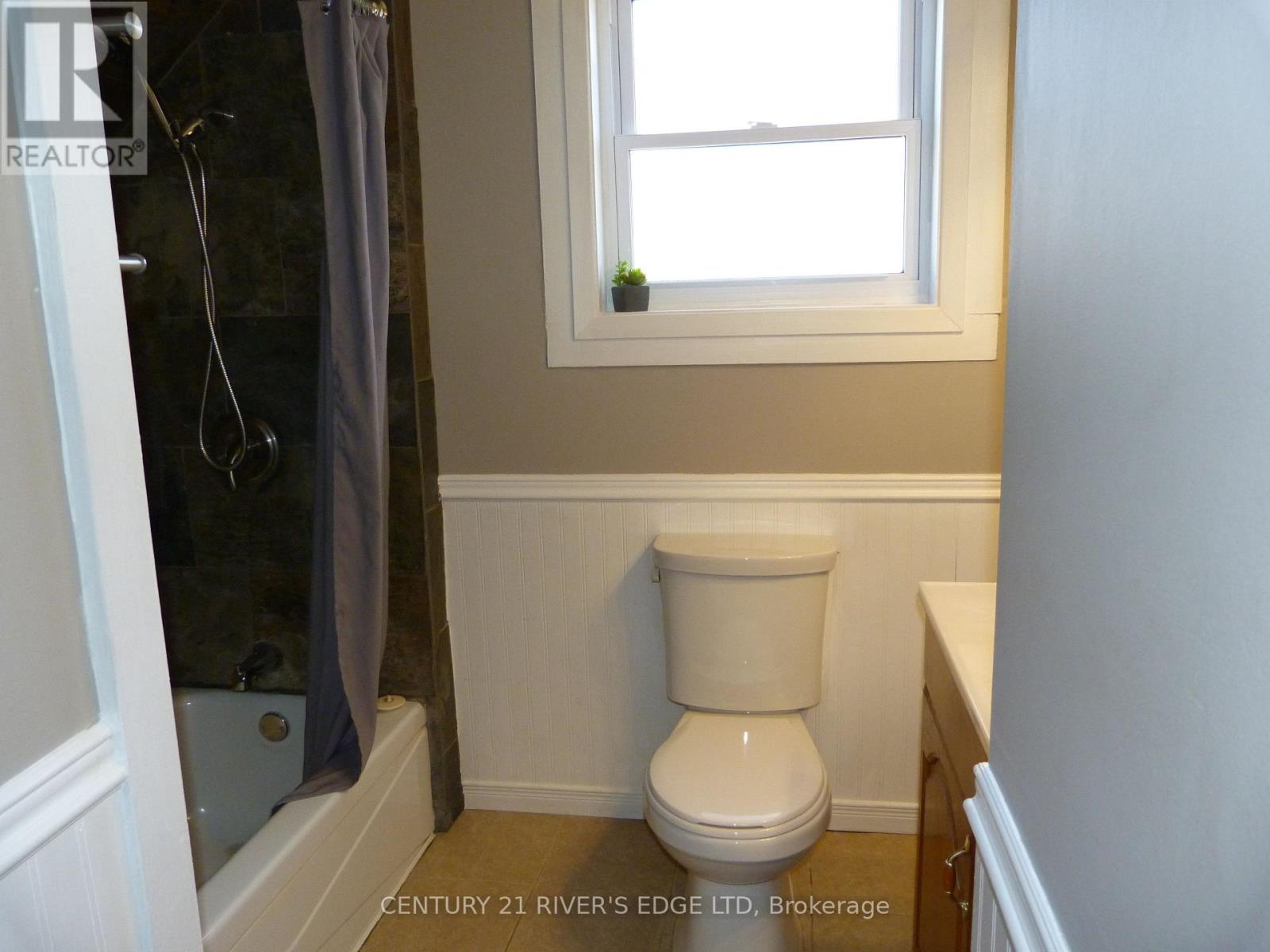 468 Gladstone Street N