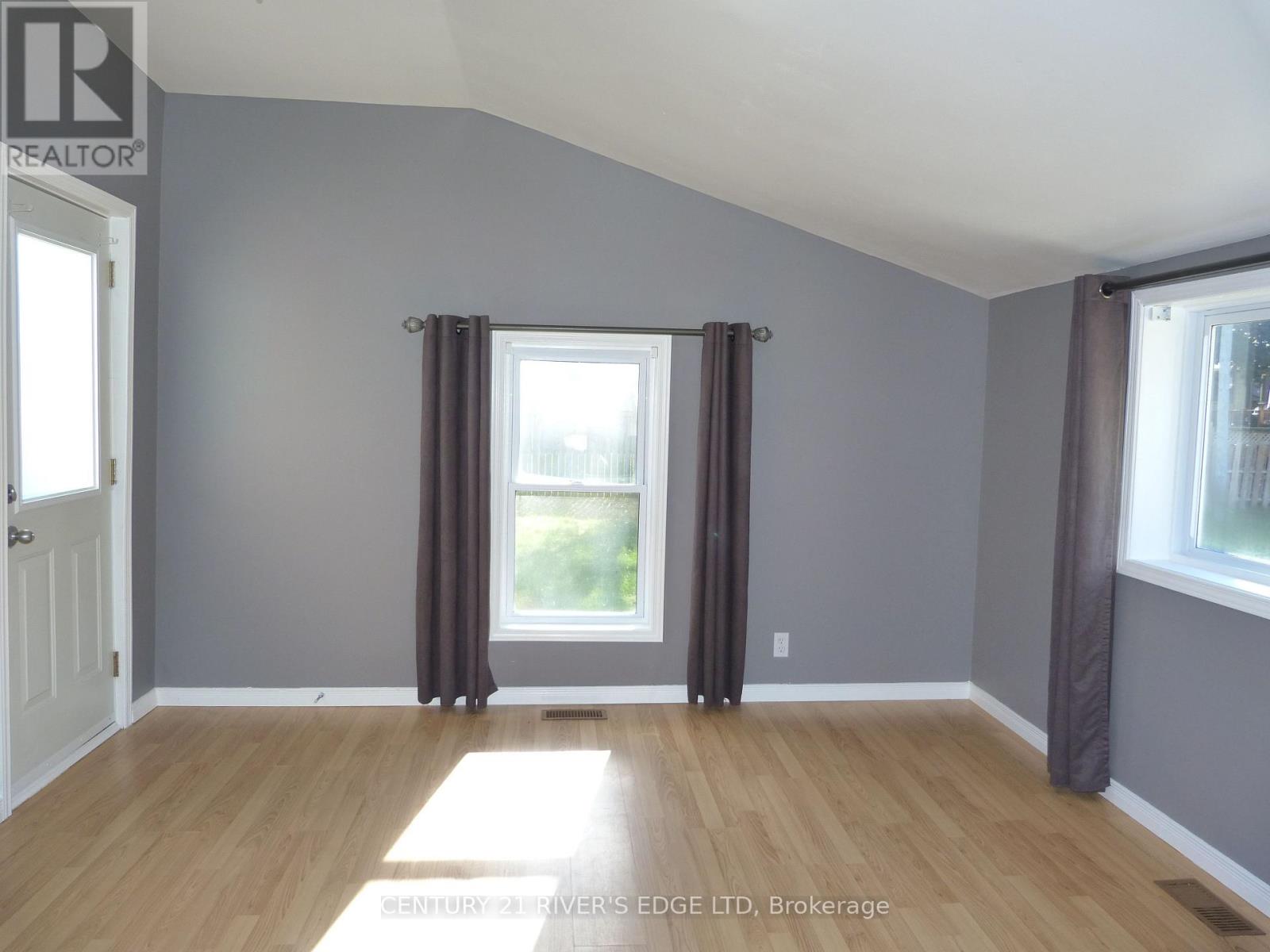 468 Gladstone Street N