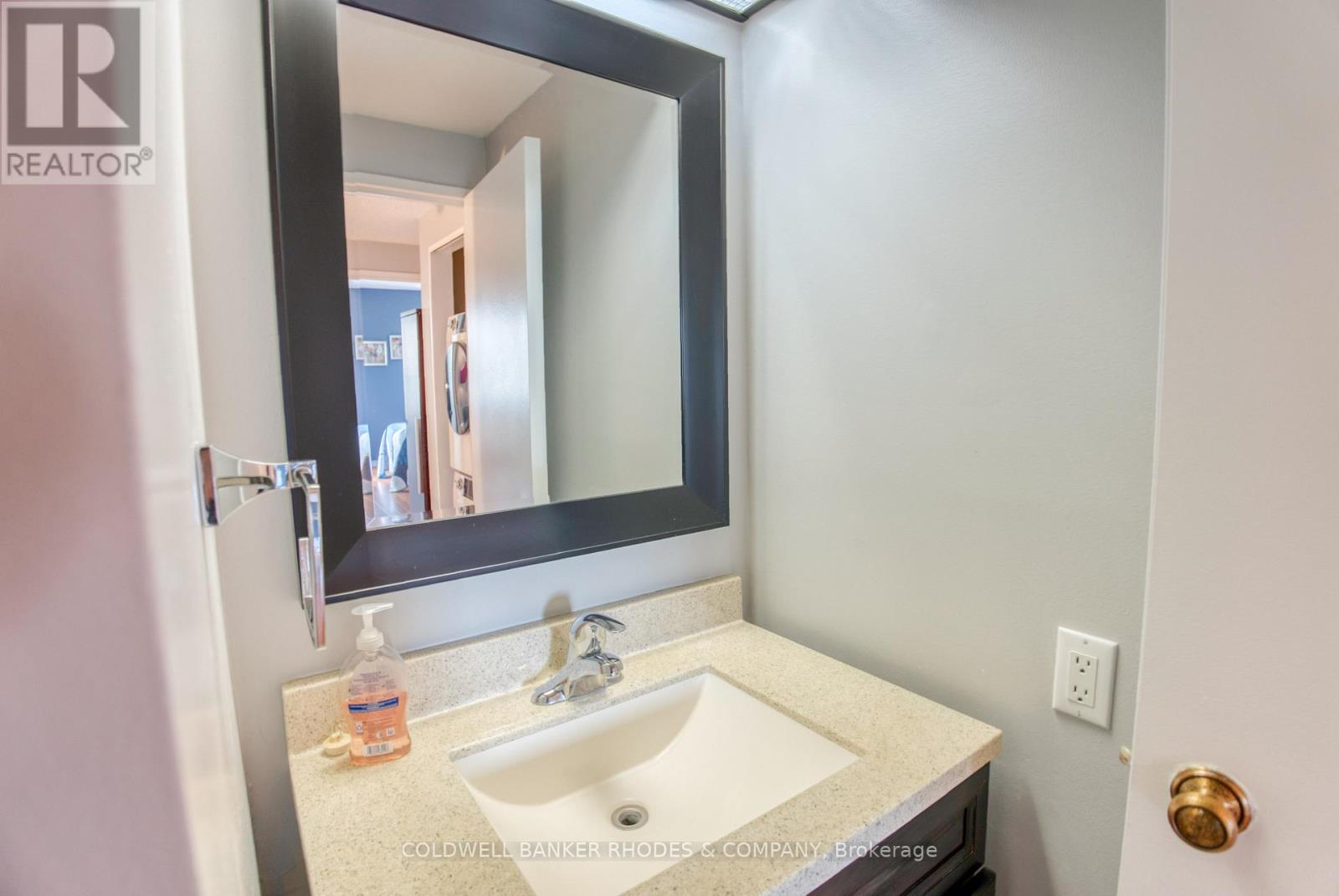 1105 - 556 Laurier Avenue W