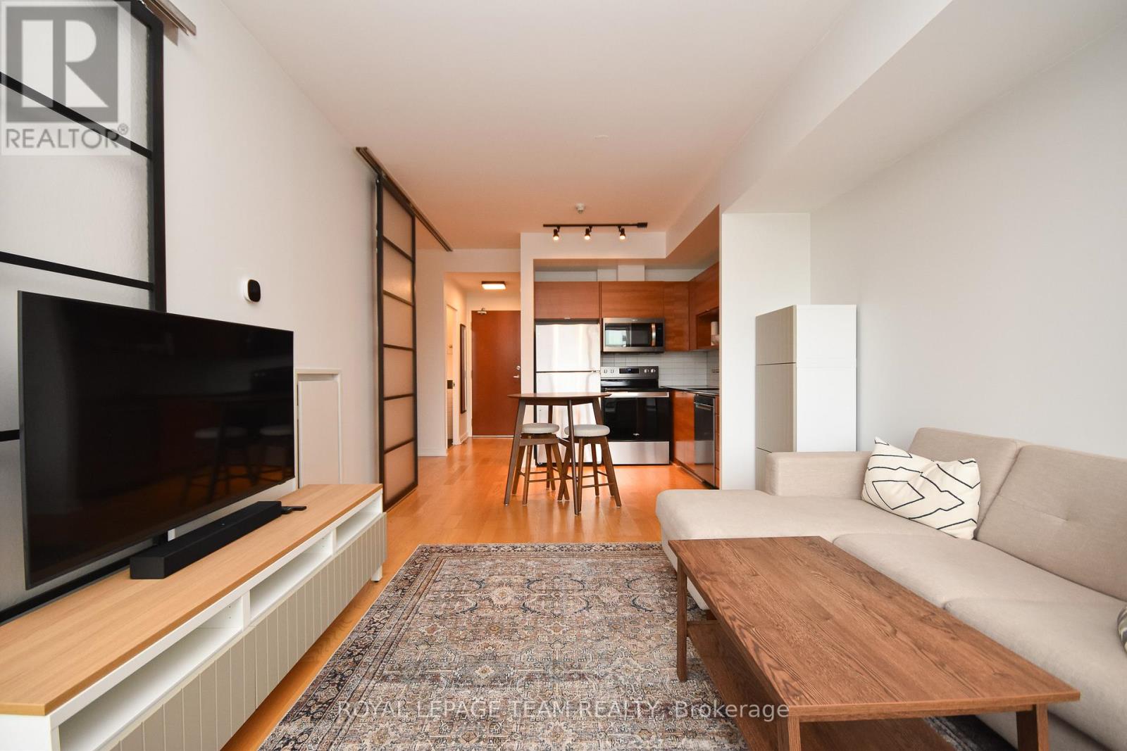 1206 - 324 Laurier Avenue W