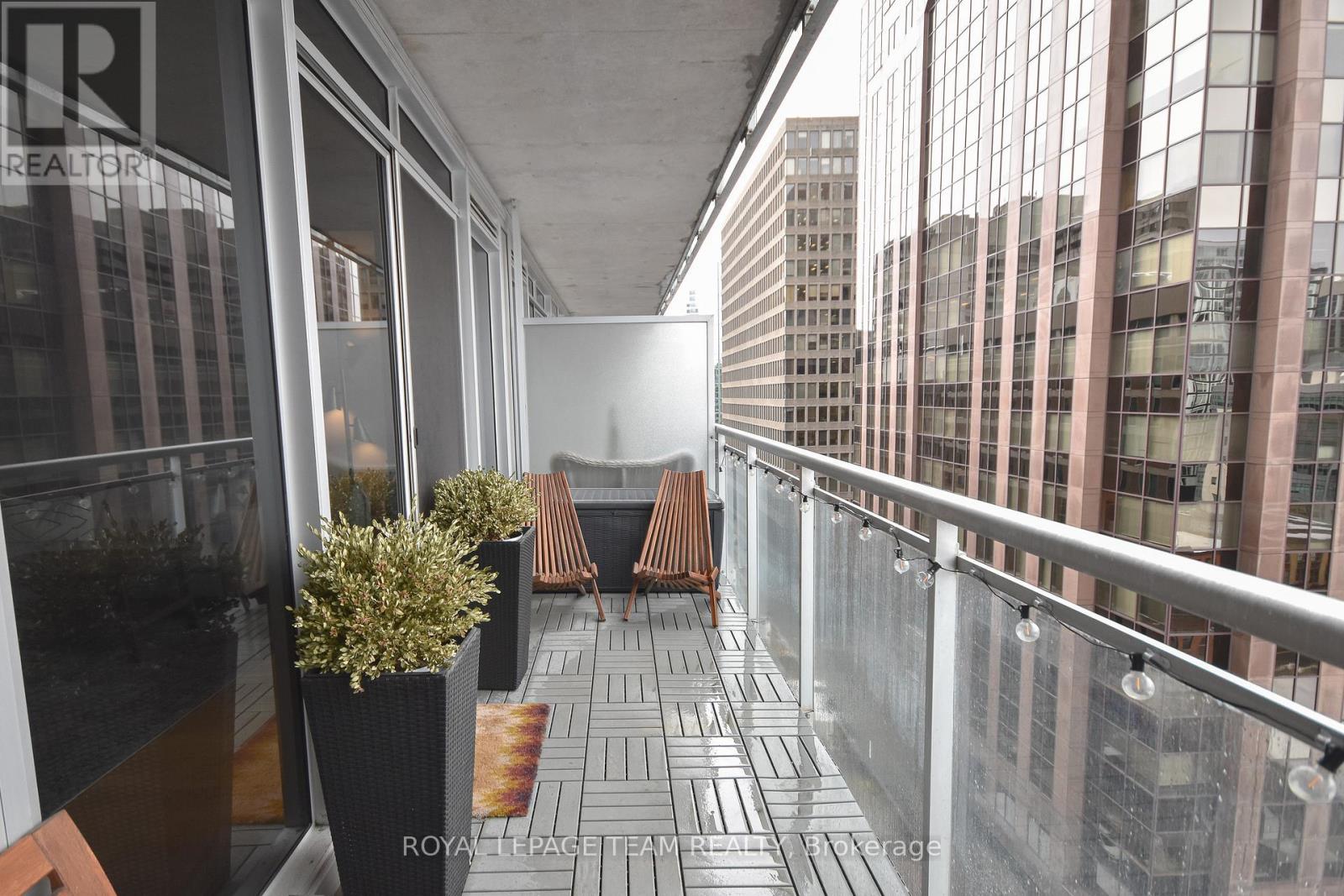 1206 - 324 Laurier Avenue W