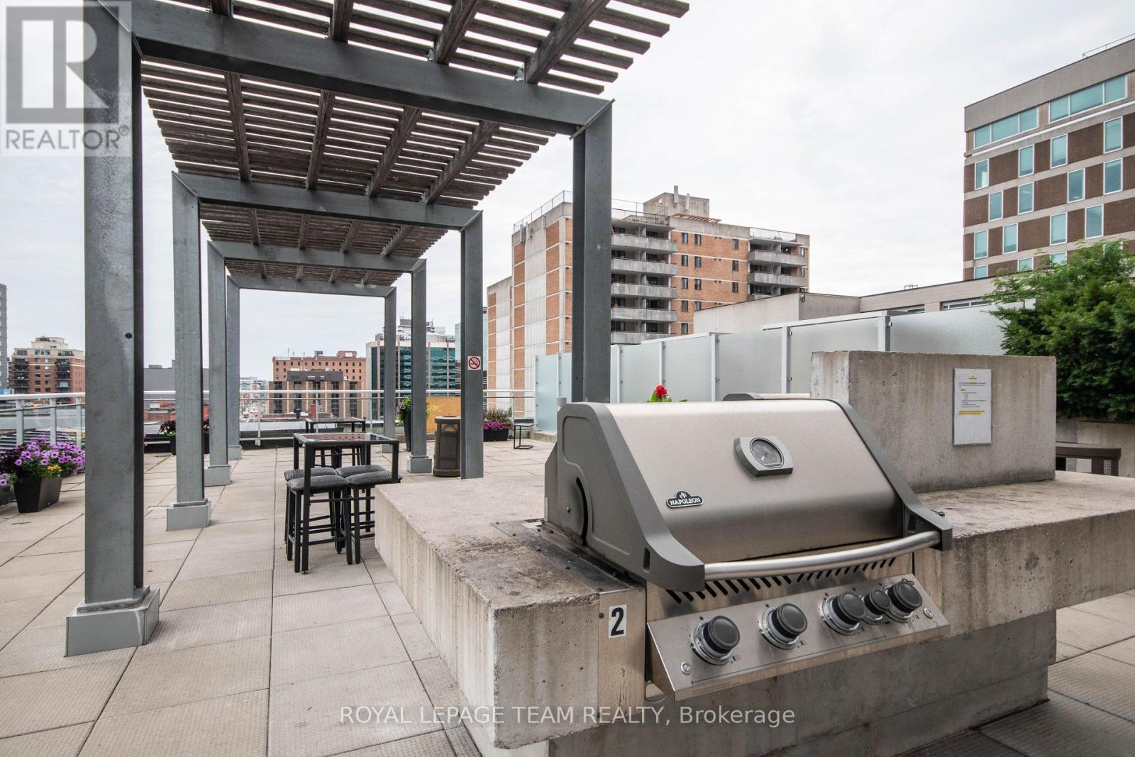 1206 - 324 Laurier Avenue W