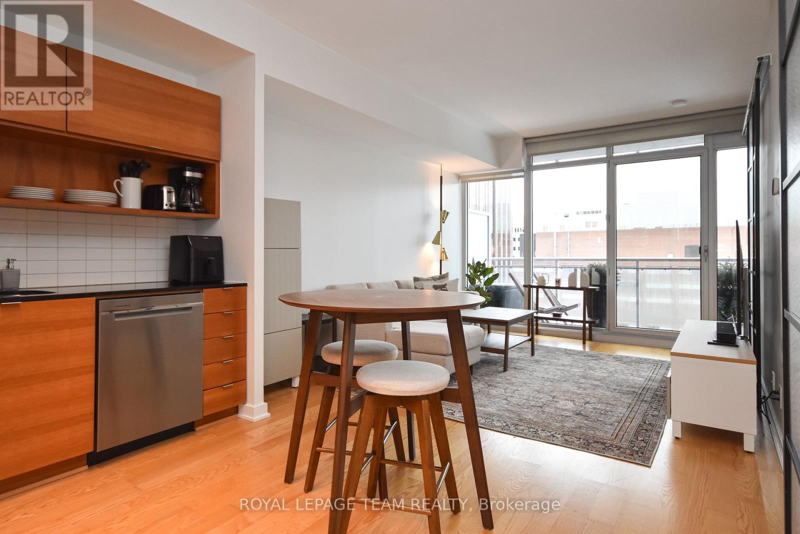 1206 - 324 Laurier Avenue W