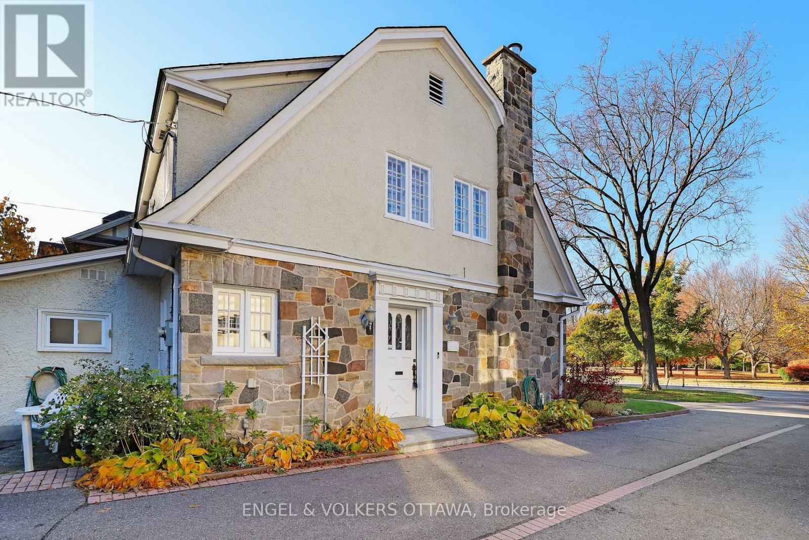 513 Island Park Drive S