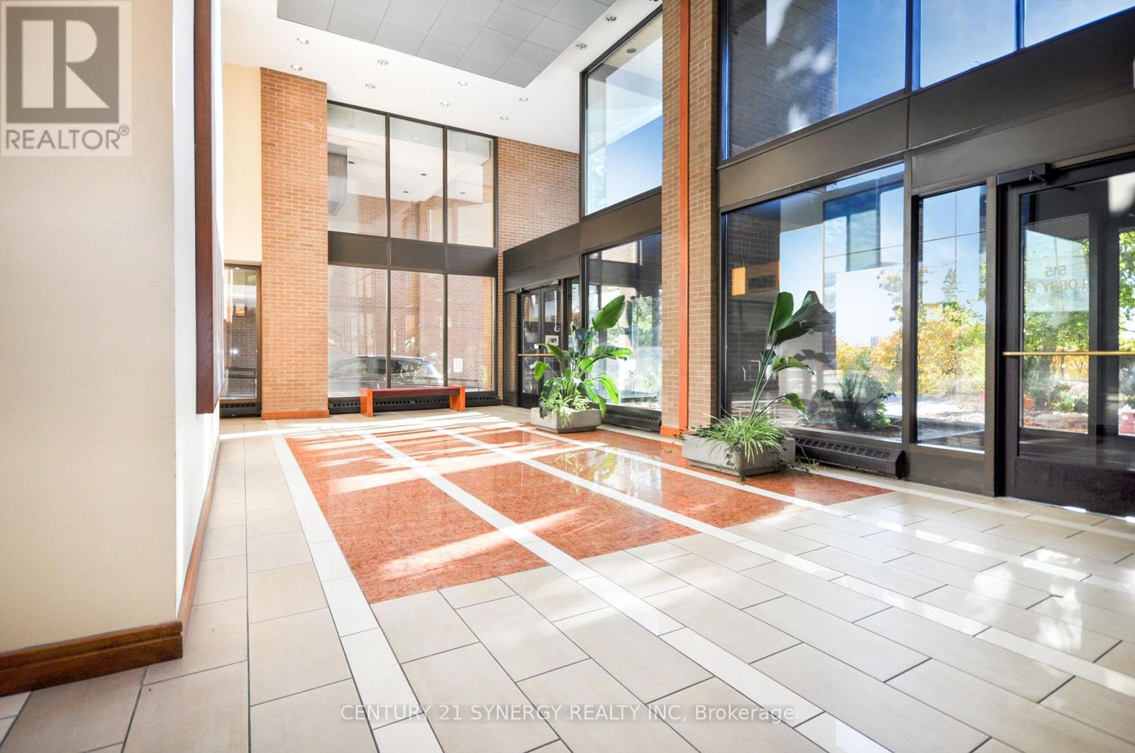 631 - 515 St Laurent Boulevard