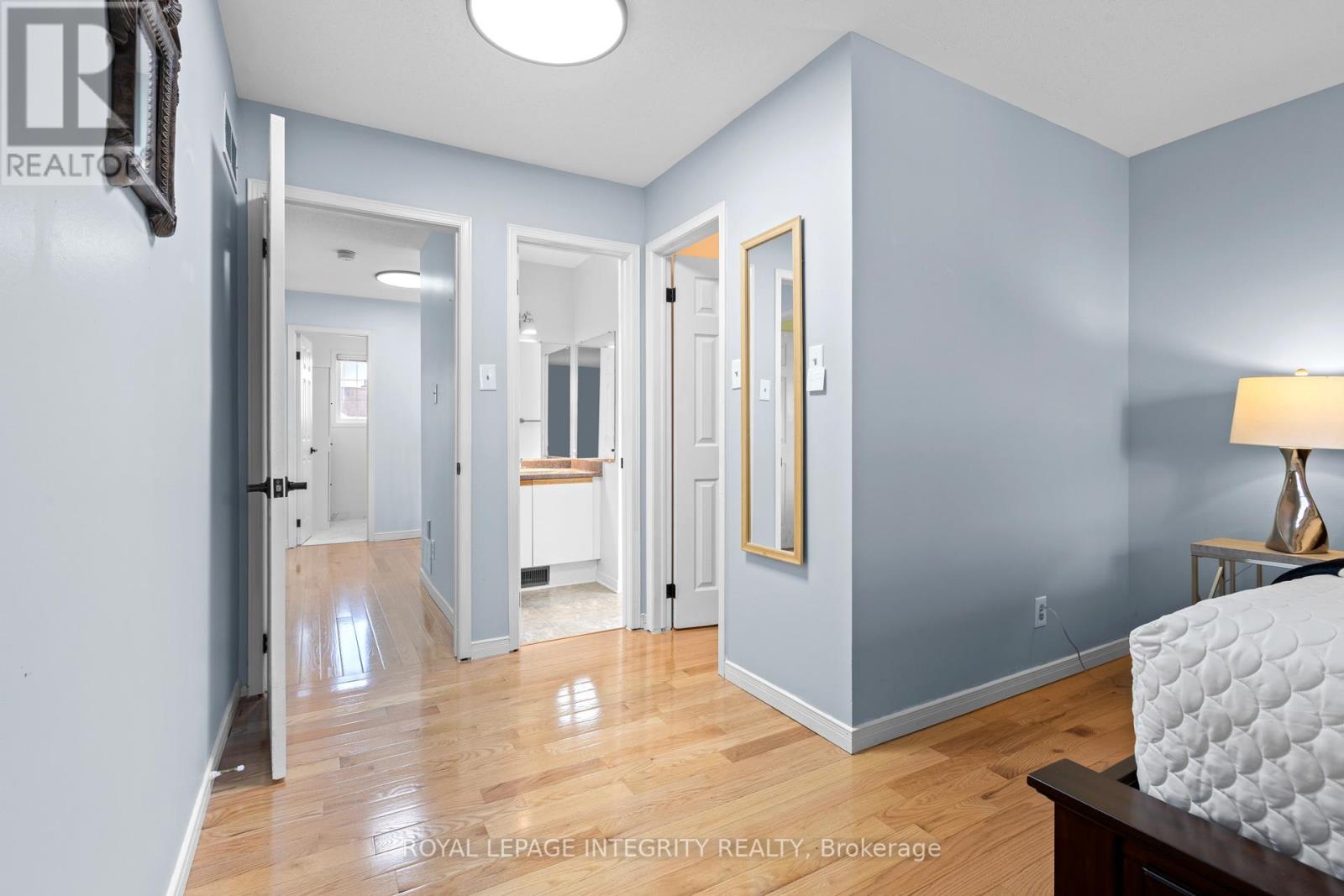 11 Royal Field Crescent