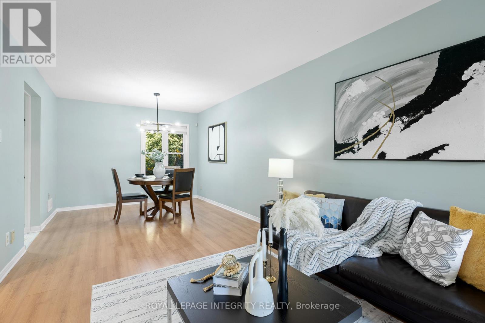 11 Royal Field Crescent