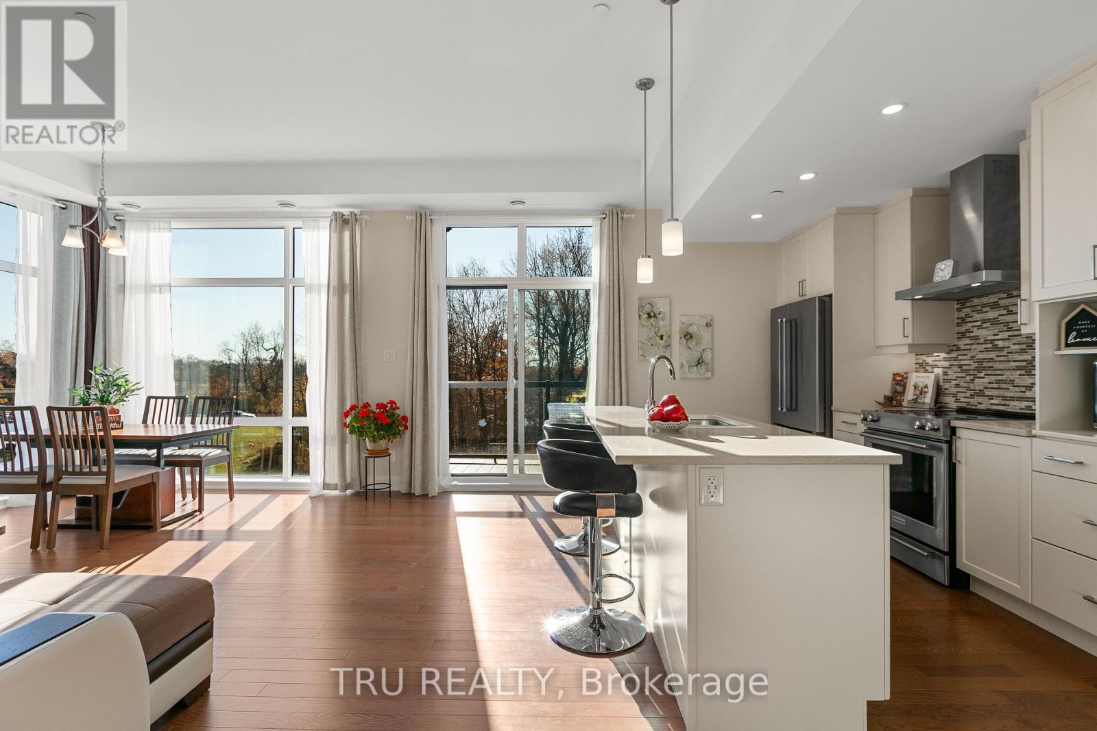 201 - 120 Cortile Private S