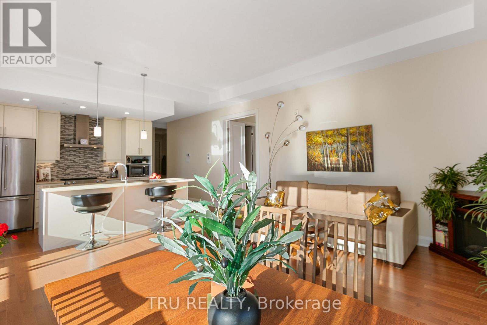 201 - 120 Cortile Private S