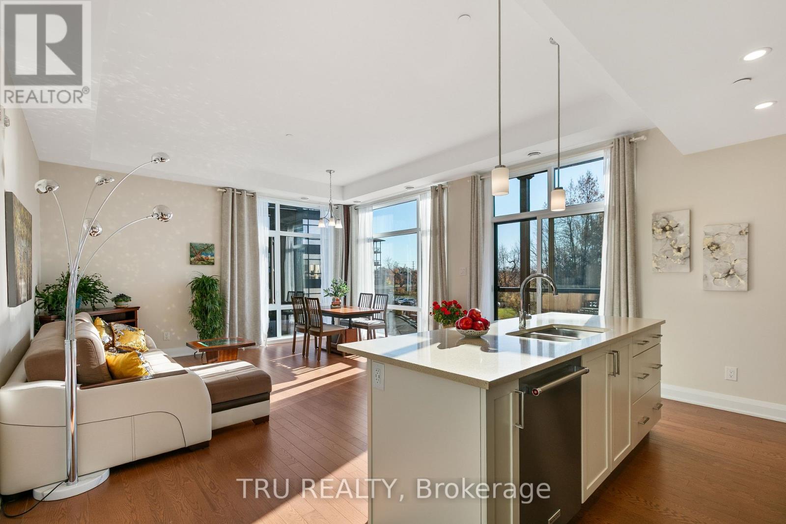 201 - 120 Cortile Private S