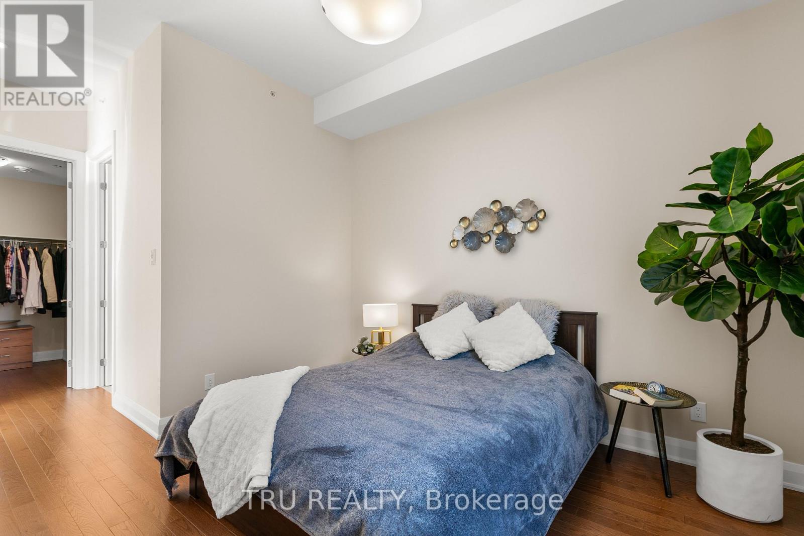 201 - 120 Cortile Private S