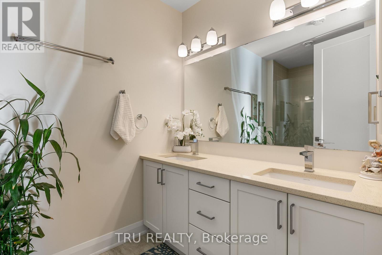 201 - 120 Cortile Private S