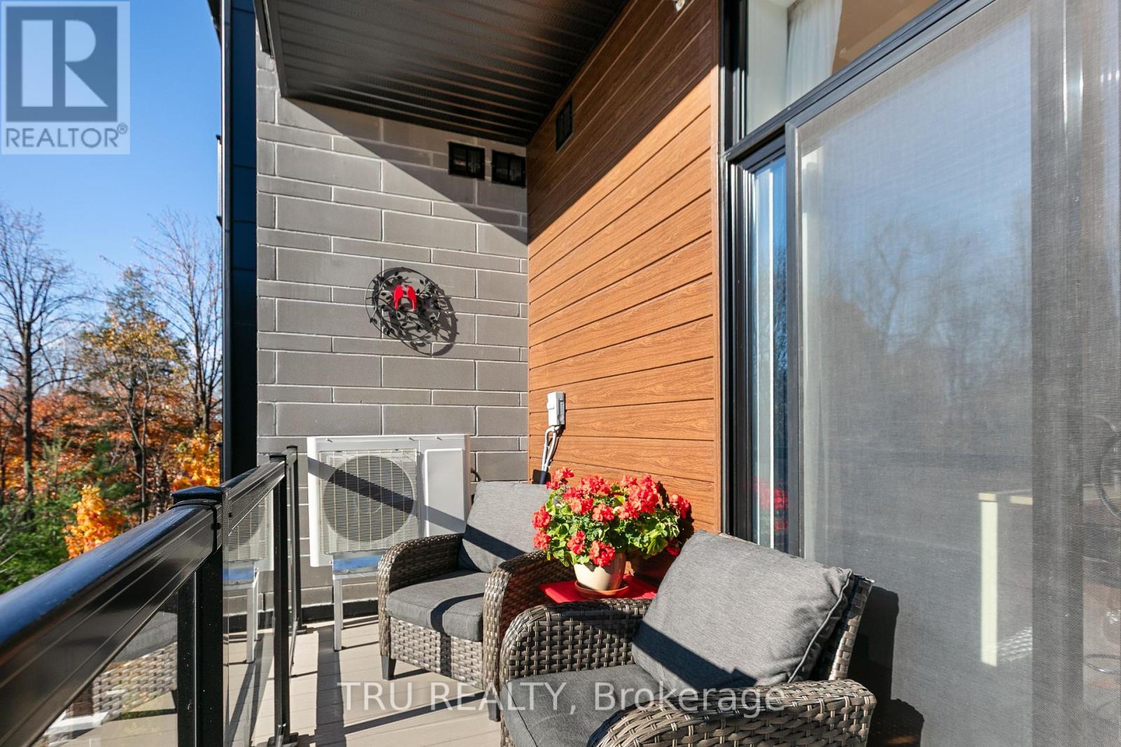 201 - 120 Cortile Private S