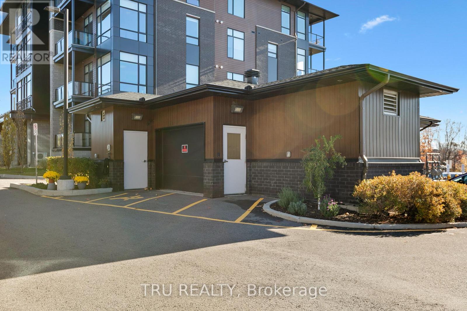 201 - 120 Cortile Private S