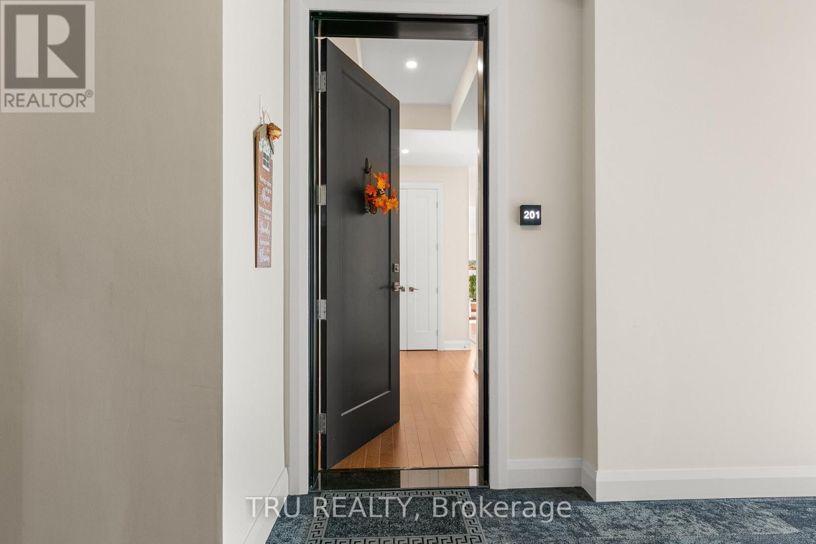 201 - 120 Cortile Private S