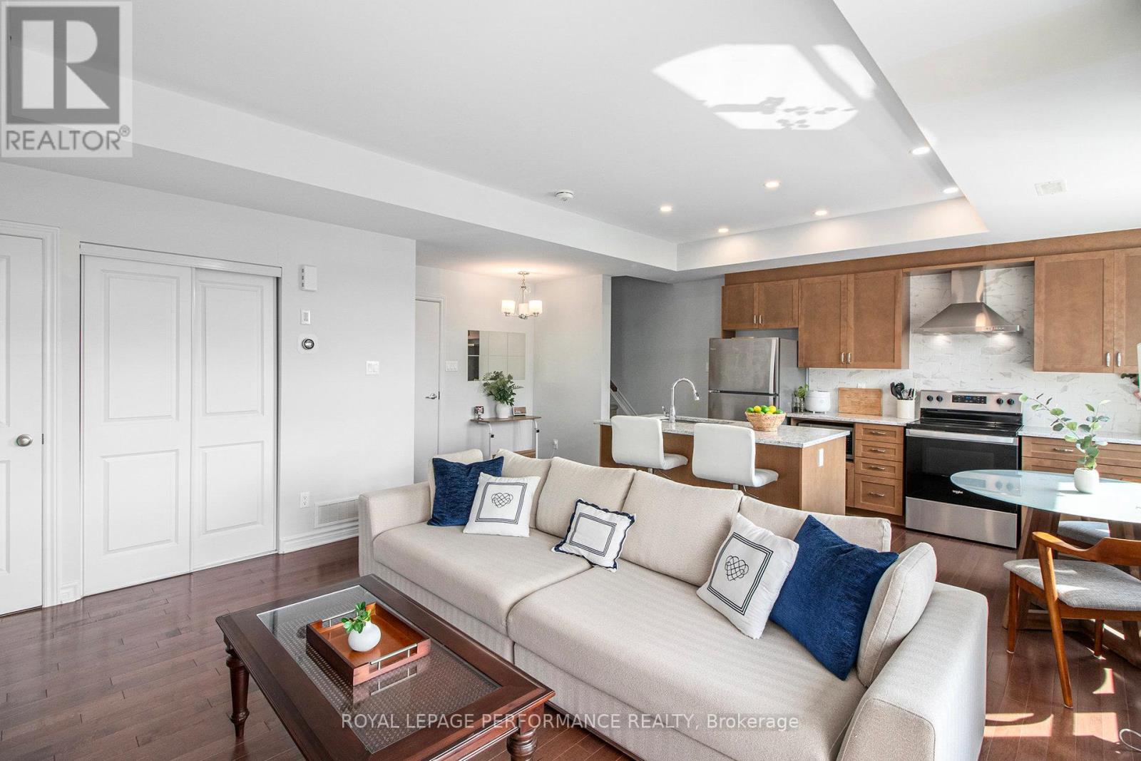 84 Carabiner Private