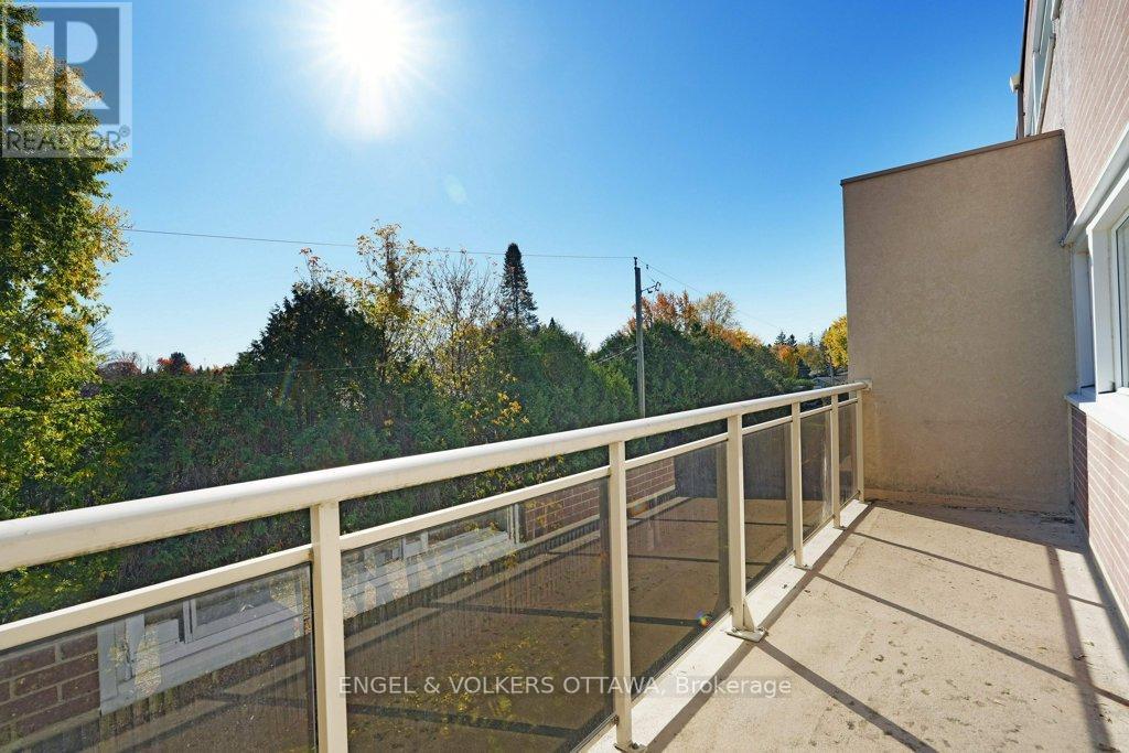 216 - 12 Corkstown Road