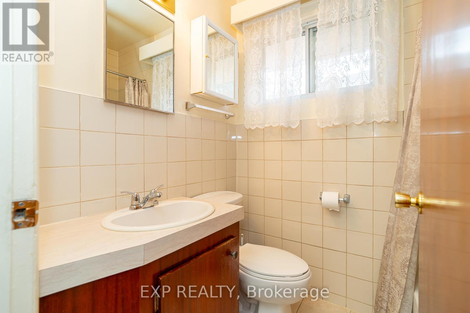 1008 Riddell Avenue S