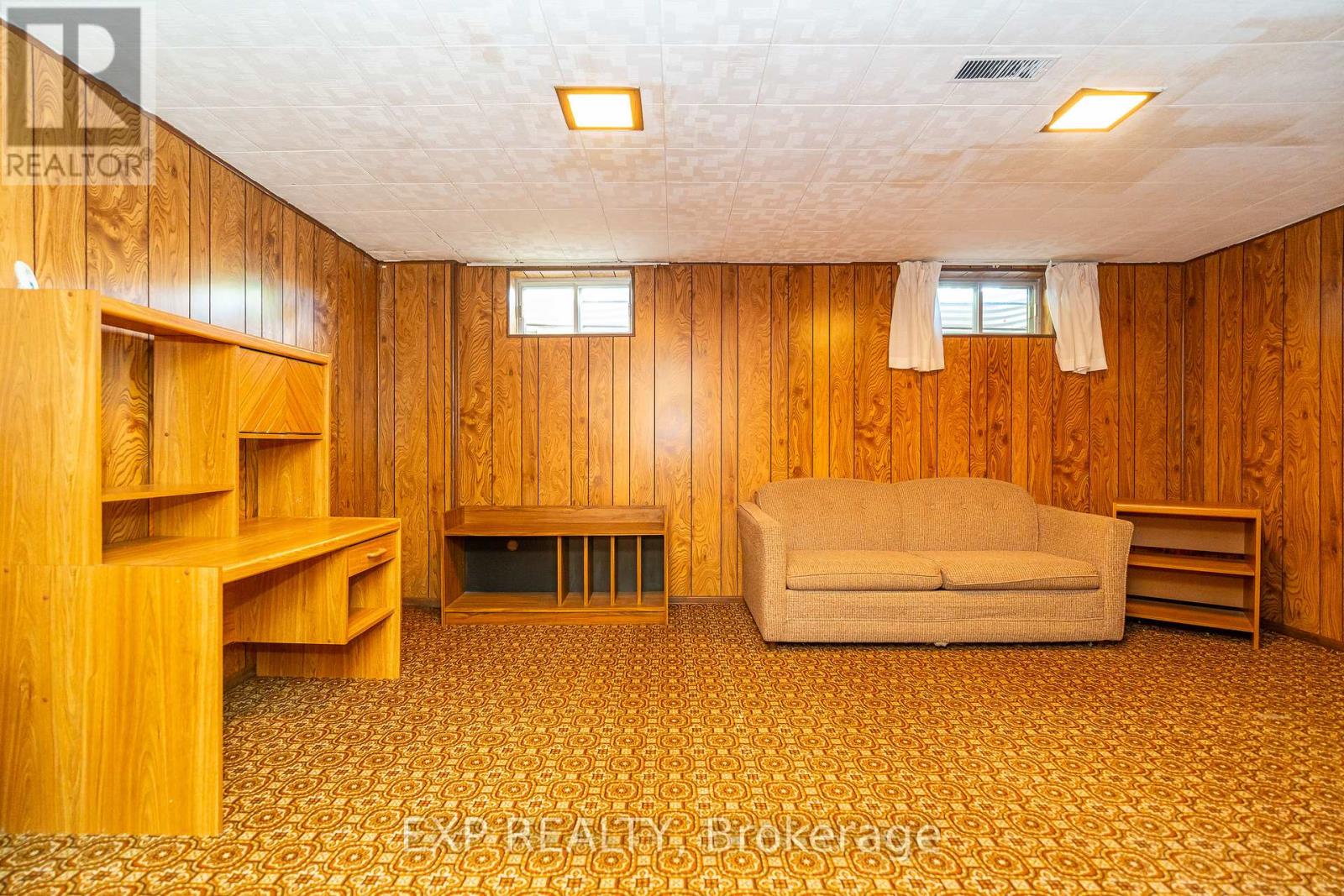 1008 Riddell Avenue S