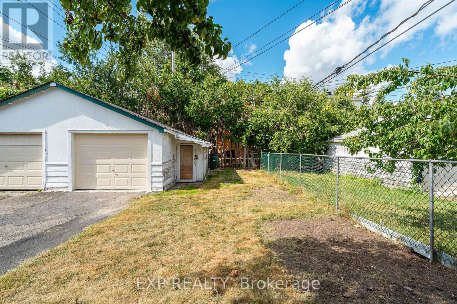 1008 Riddell Avenue S