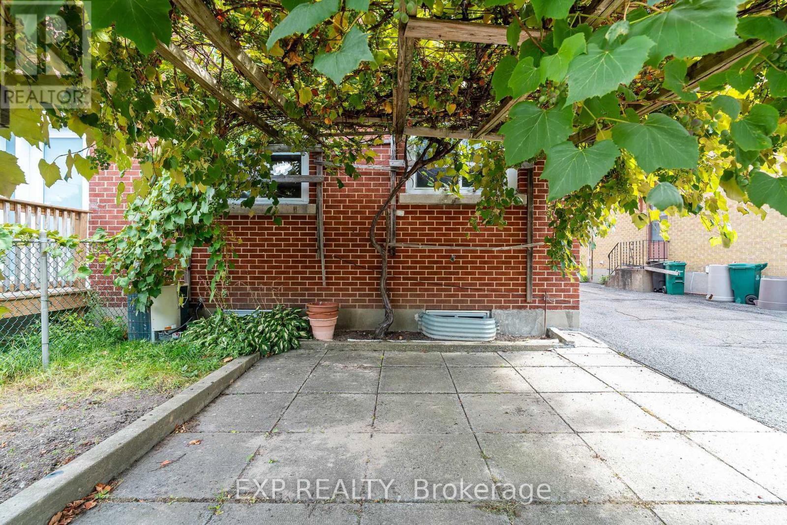 1008 Riddell Avenue S