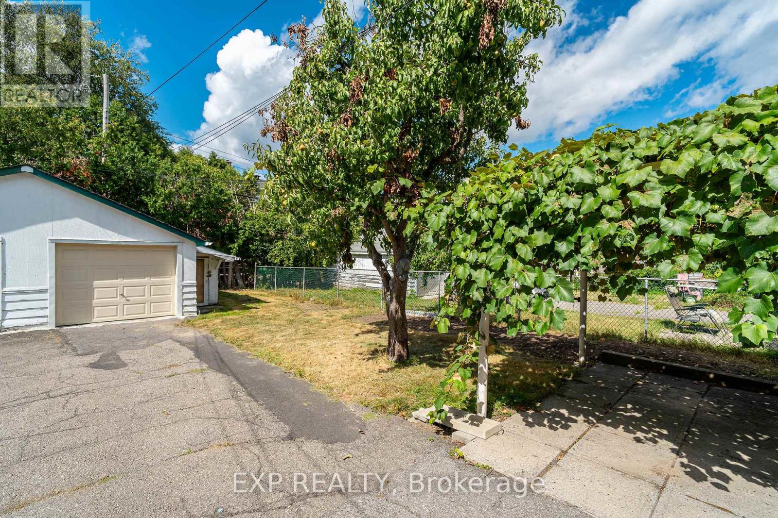 1008 Riddell Avenue S