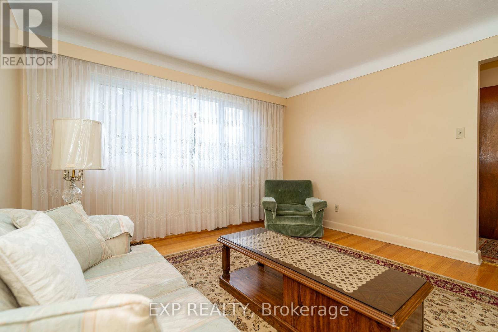 1008 Riddell Avenue S