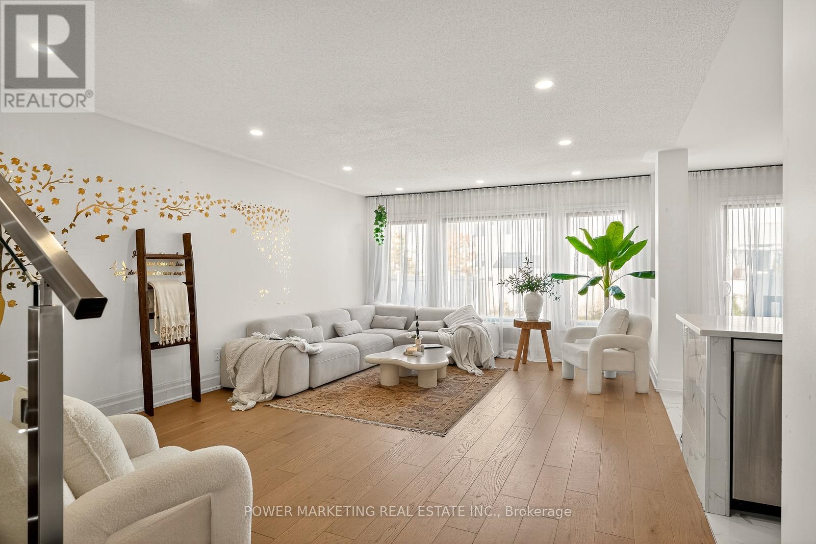 657 - 657 Clearbrook Drive N