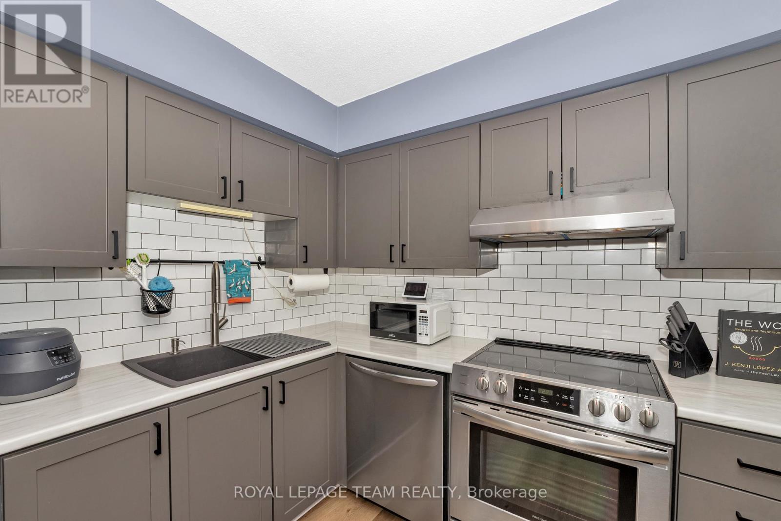 904 - 215 Parkdale Avenue