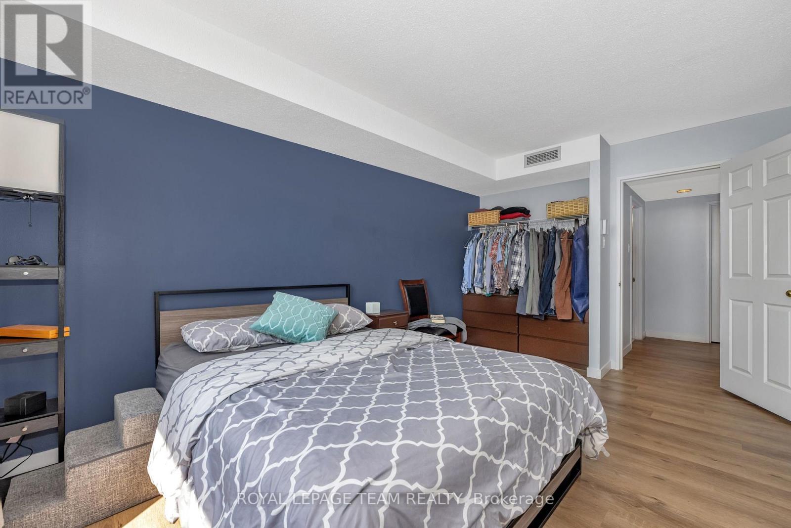 904 - 215 Parkdale Avenue