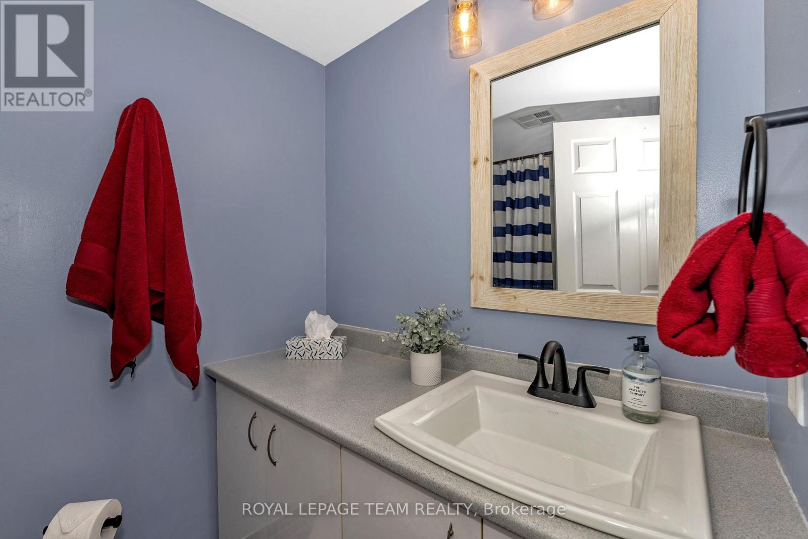 904 - 215 Parkdale Avenue