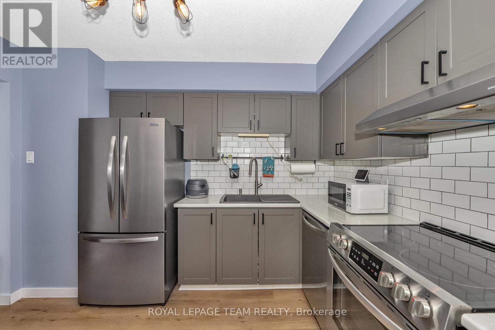 904 - 215 Parkdale Avenue