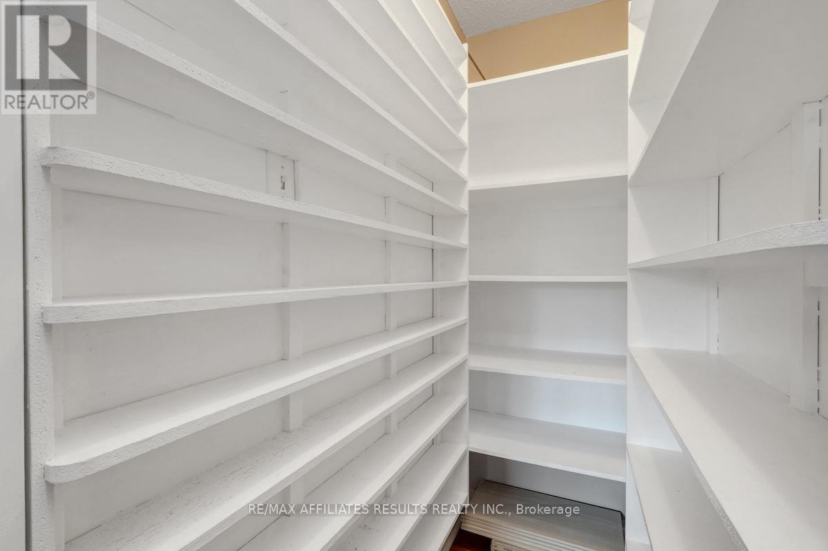 304 - 415 Greenview Avenue