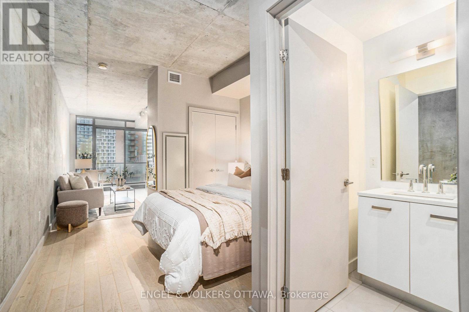 1113 - 224 Lyon Street