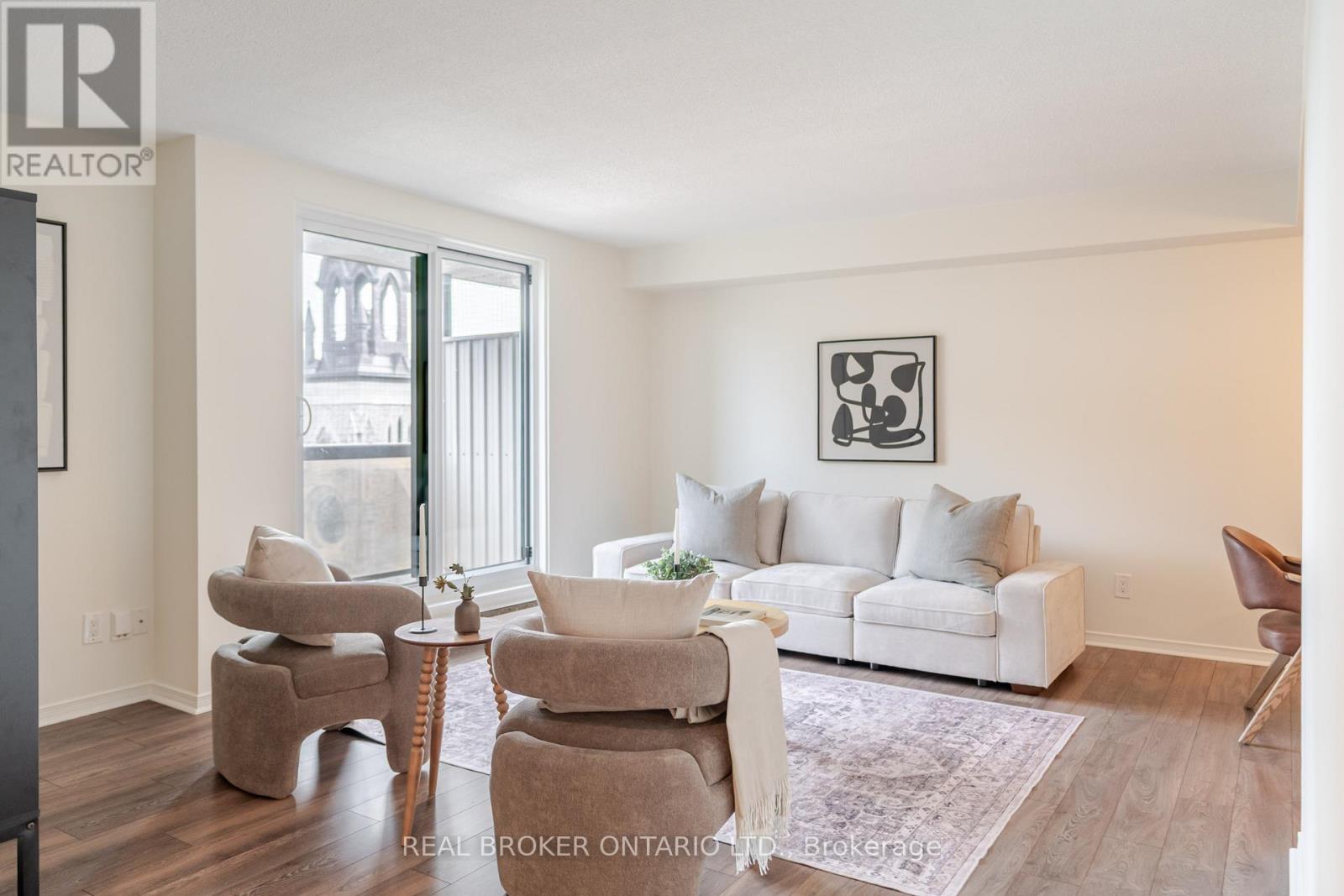 906 - 199 Kent Street