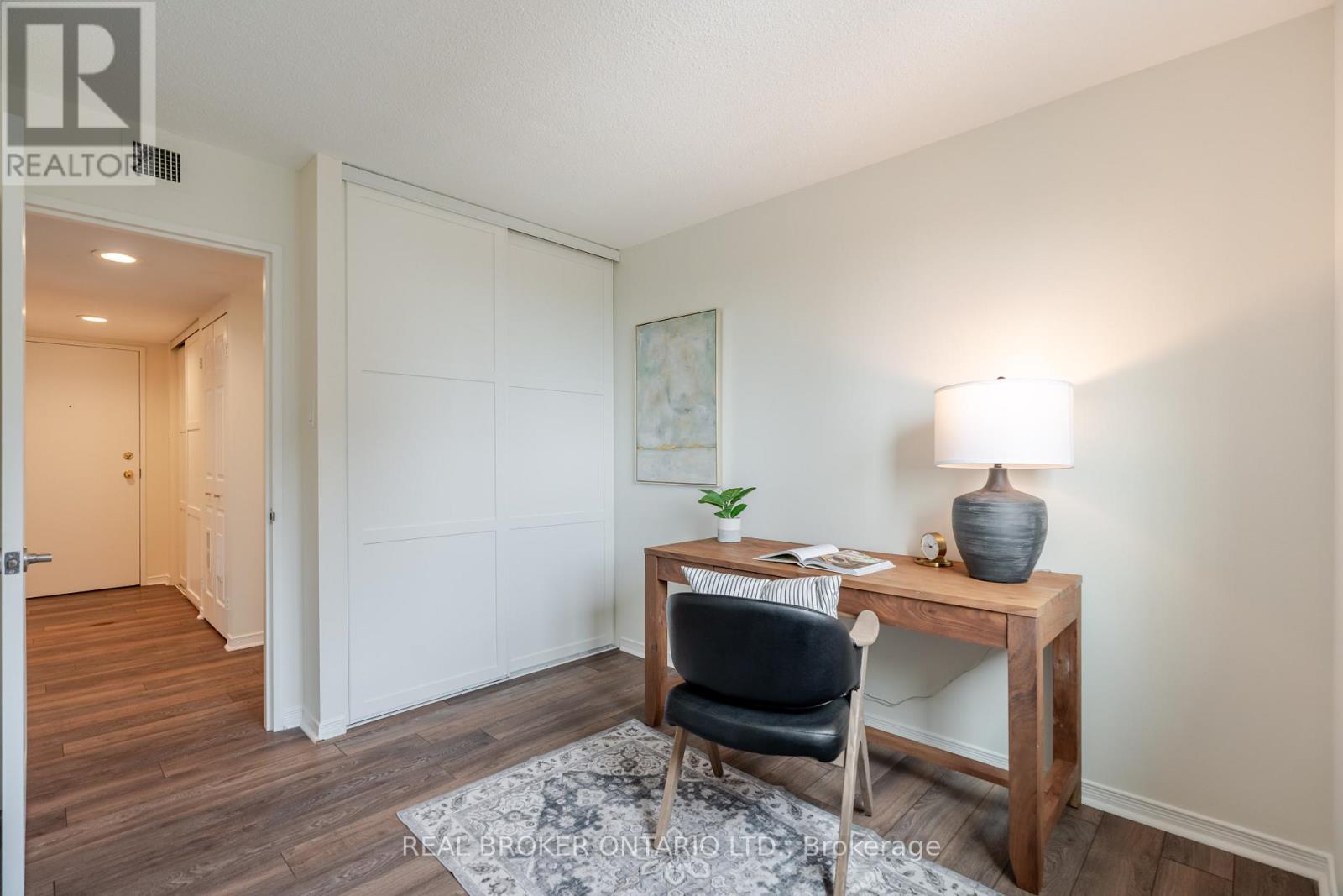 906 - 199 Kent Street