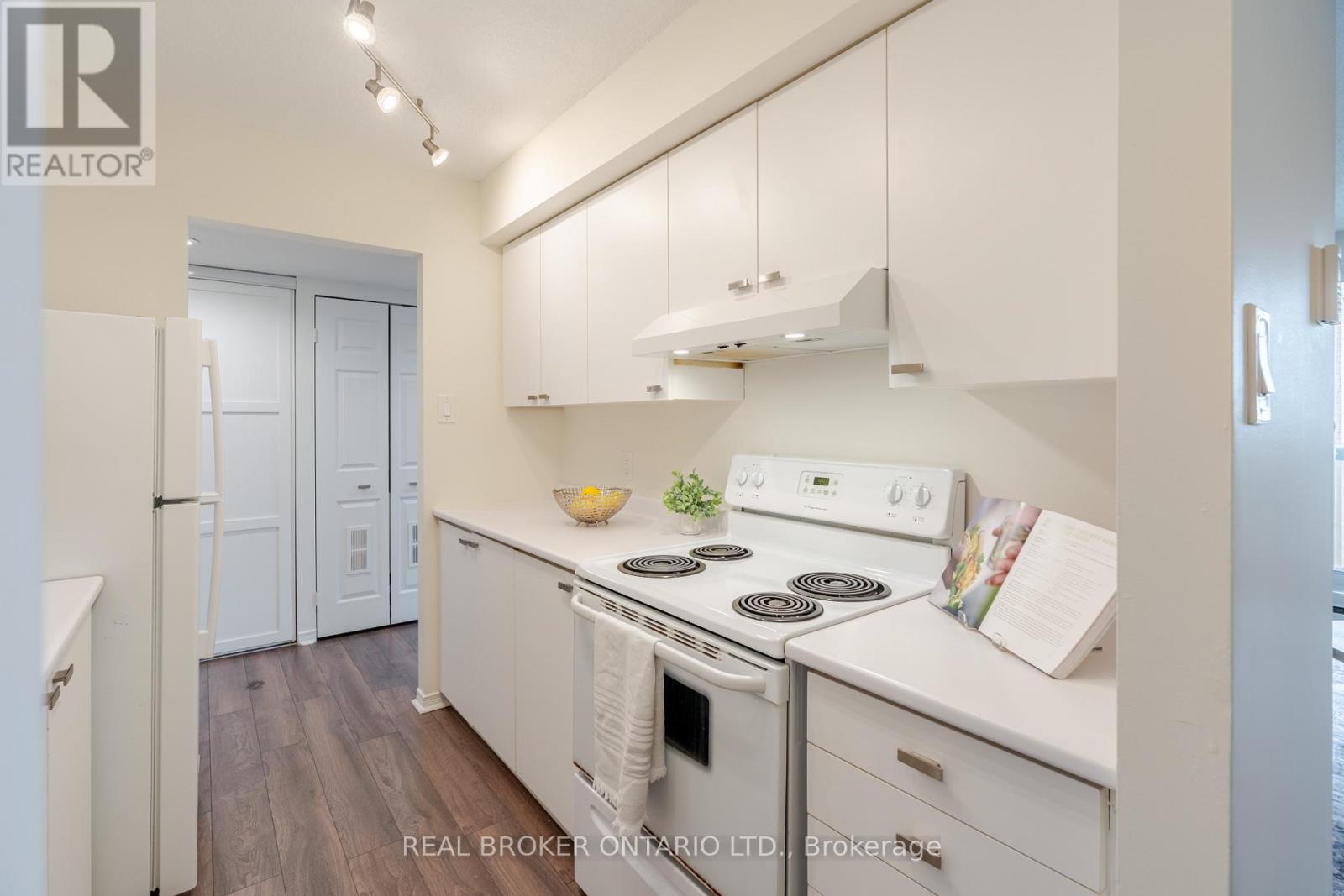 906 - 199 Kent Street