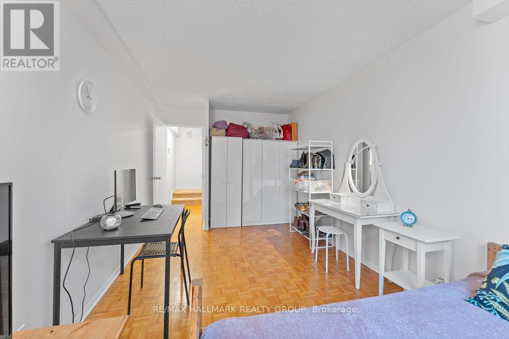 350 - 505 St Laurent Boulevard