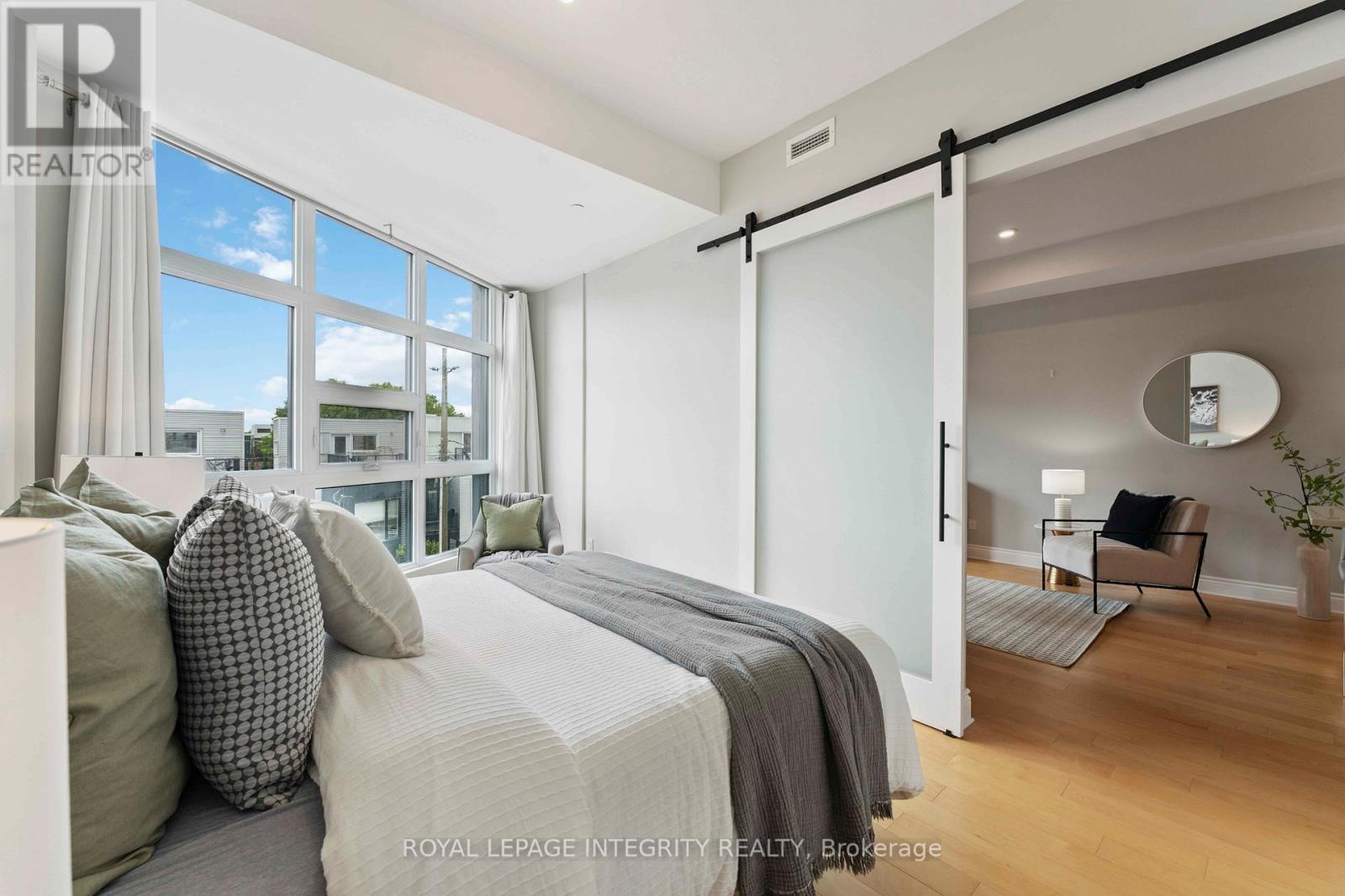 302 - 101 Pinhey Street