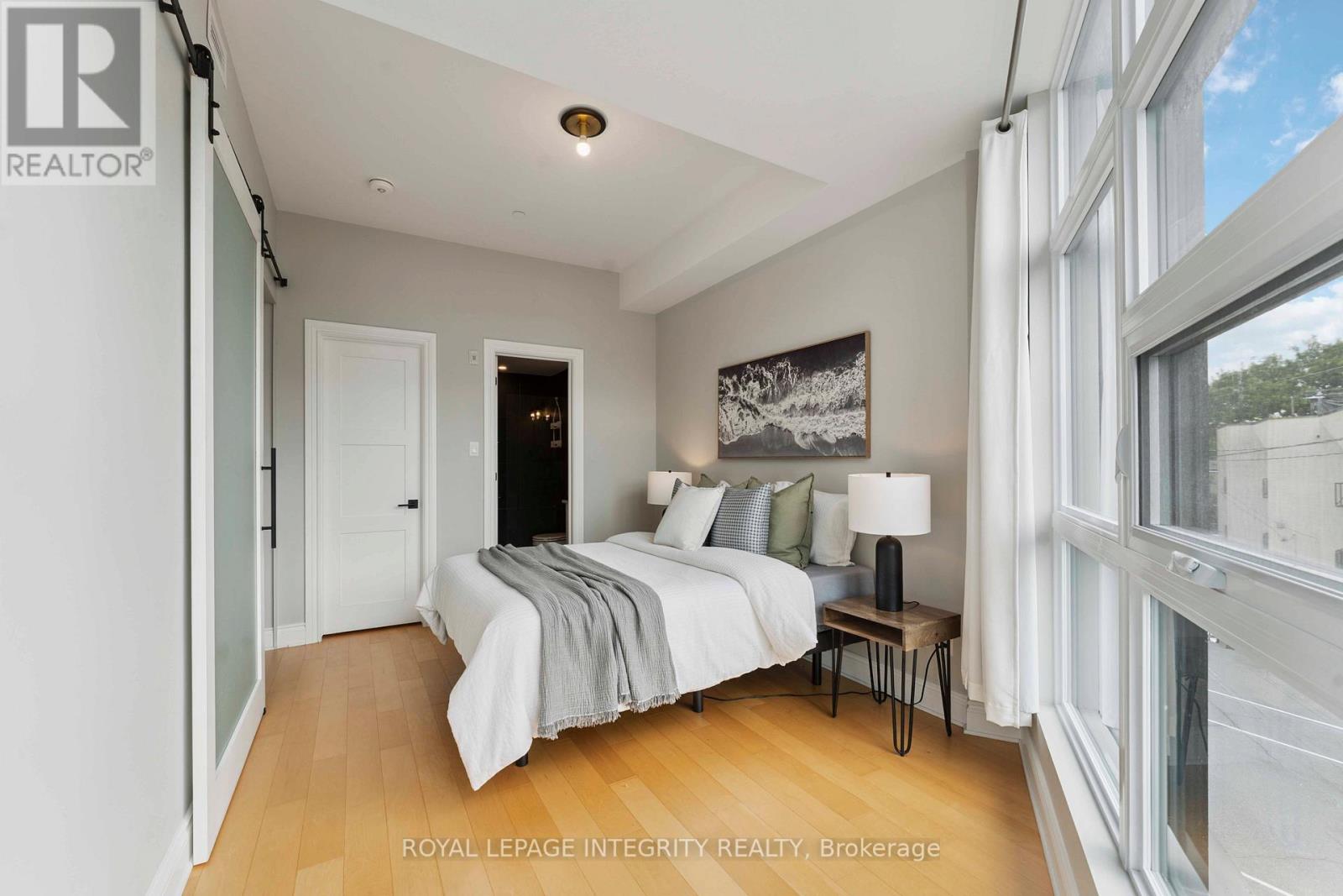 302 - 101 Pinhey Street