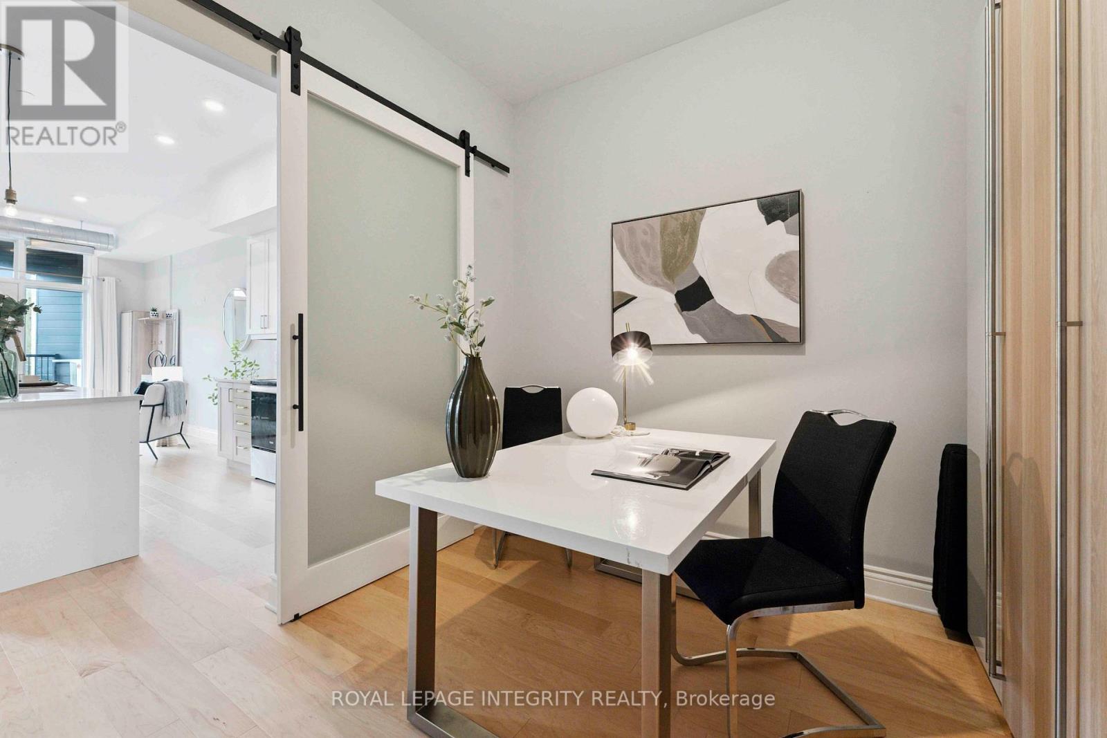 302 - 101 Pinhey Street