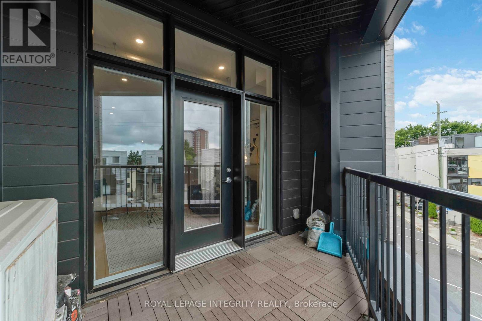 302 - 101 Pinhey Street