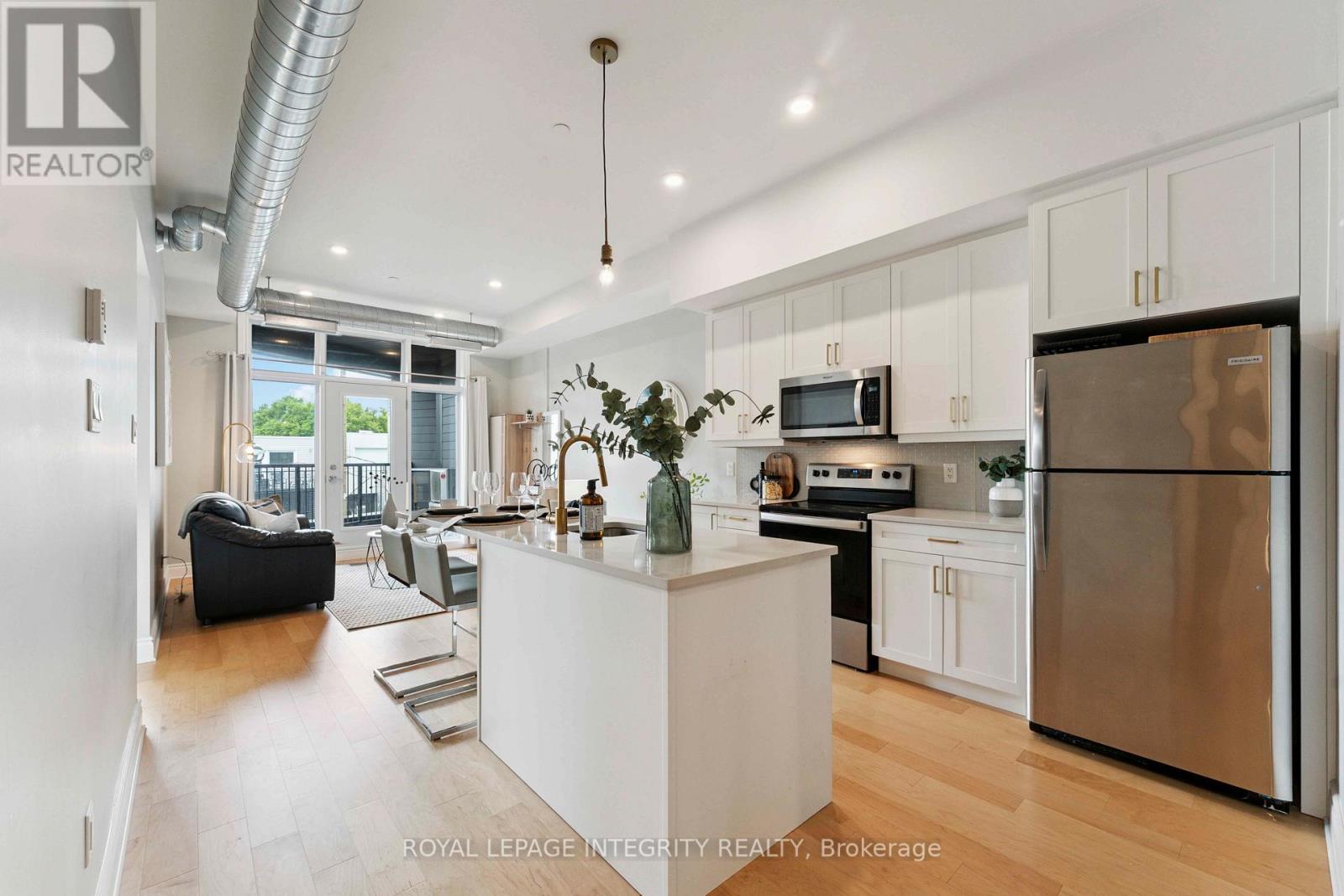 302 - 101 Pinhey Street