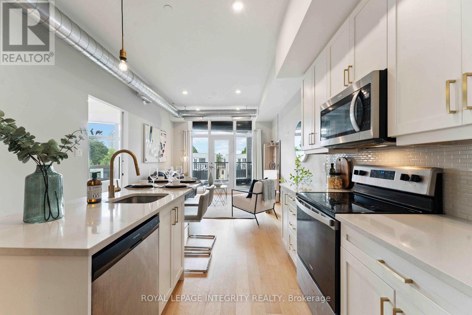 302 - 101 Pinhey Street