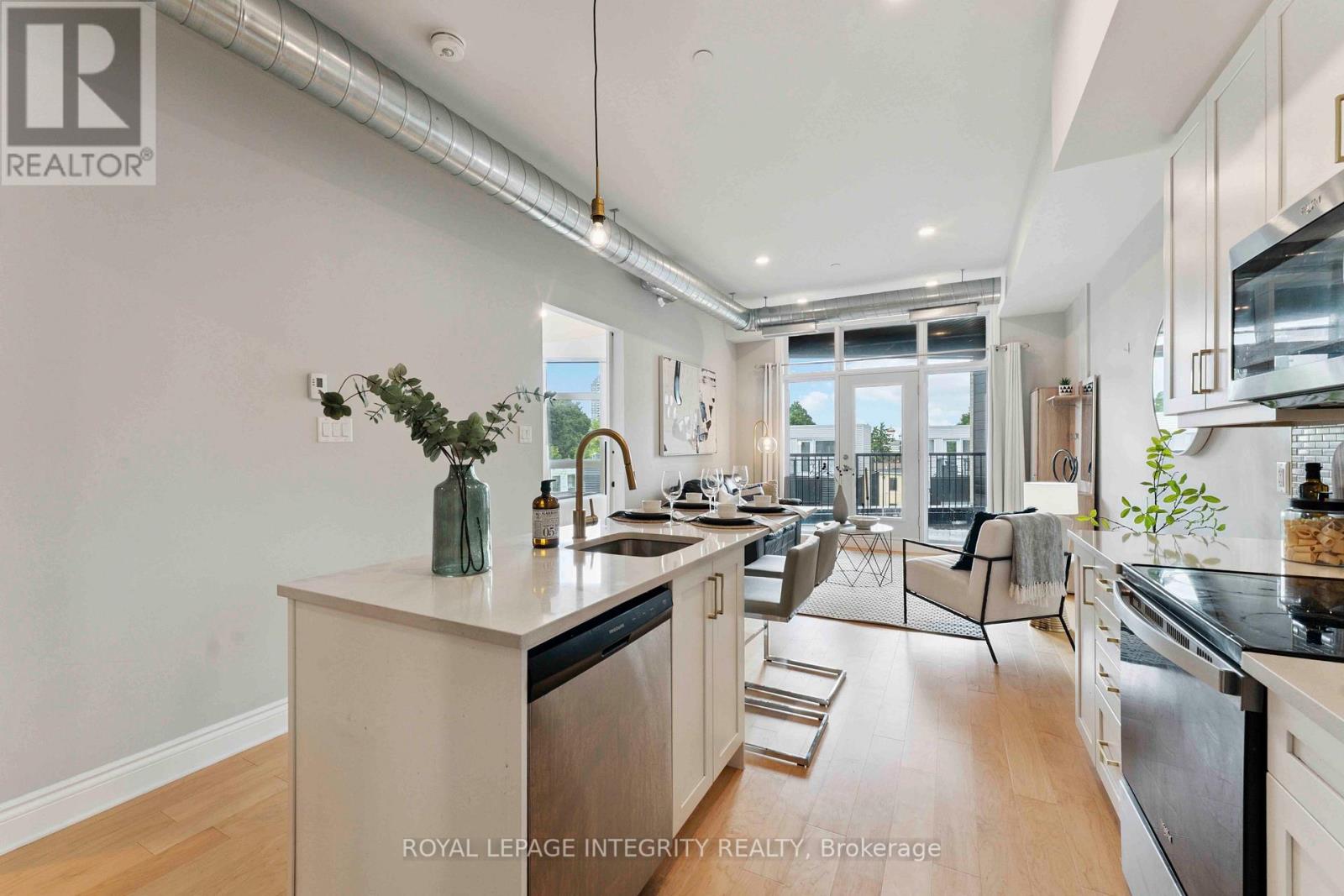 302 - 101 Pinhey Street