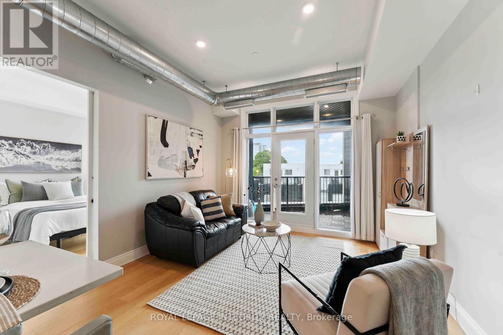 302 - 101 Pinhey Street