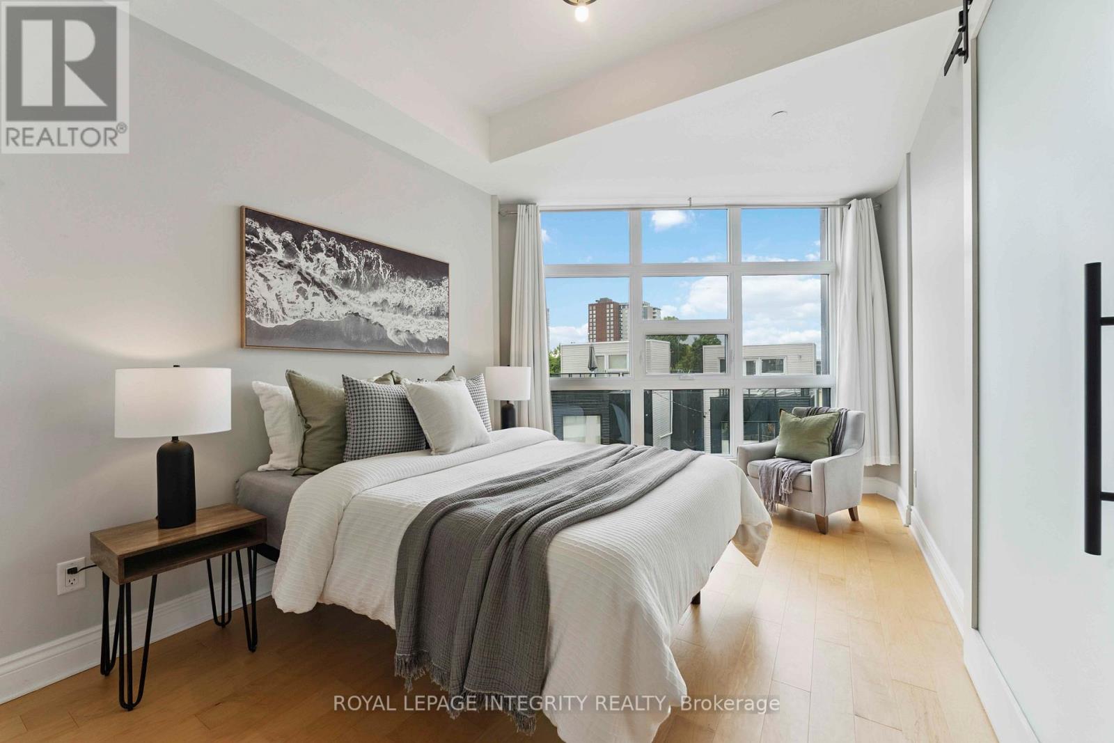 302 - 101 Pinhey Street