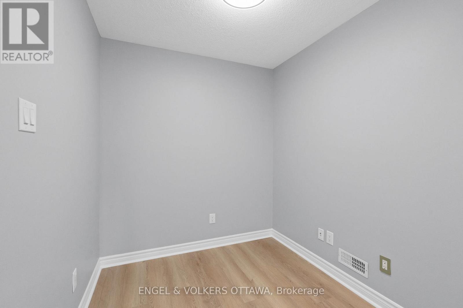 B - 261 Titanium Private