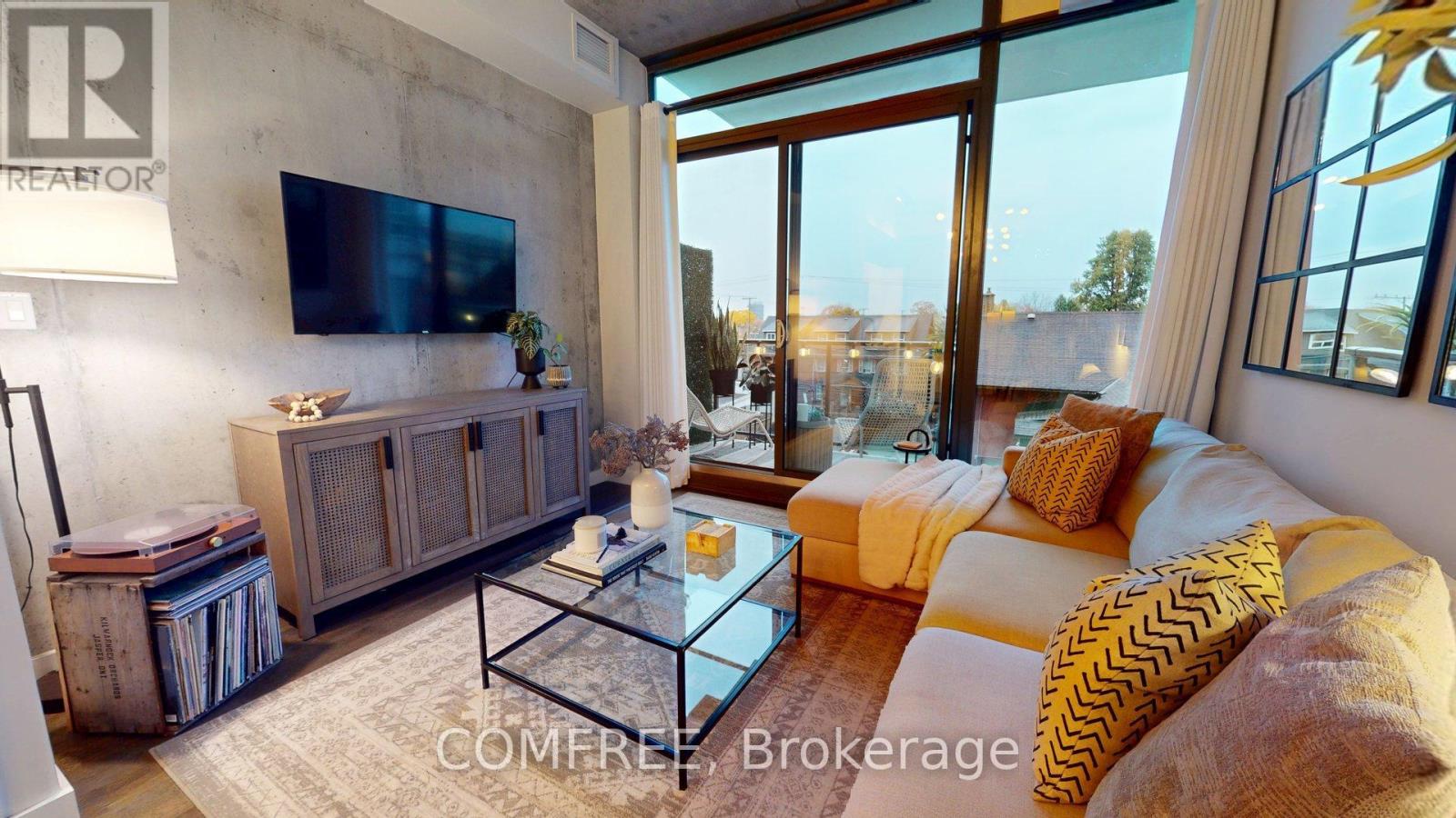 402 - 224 Lyon Street N