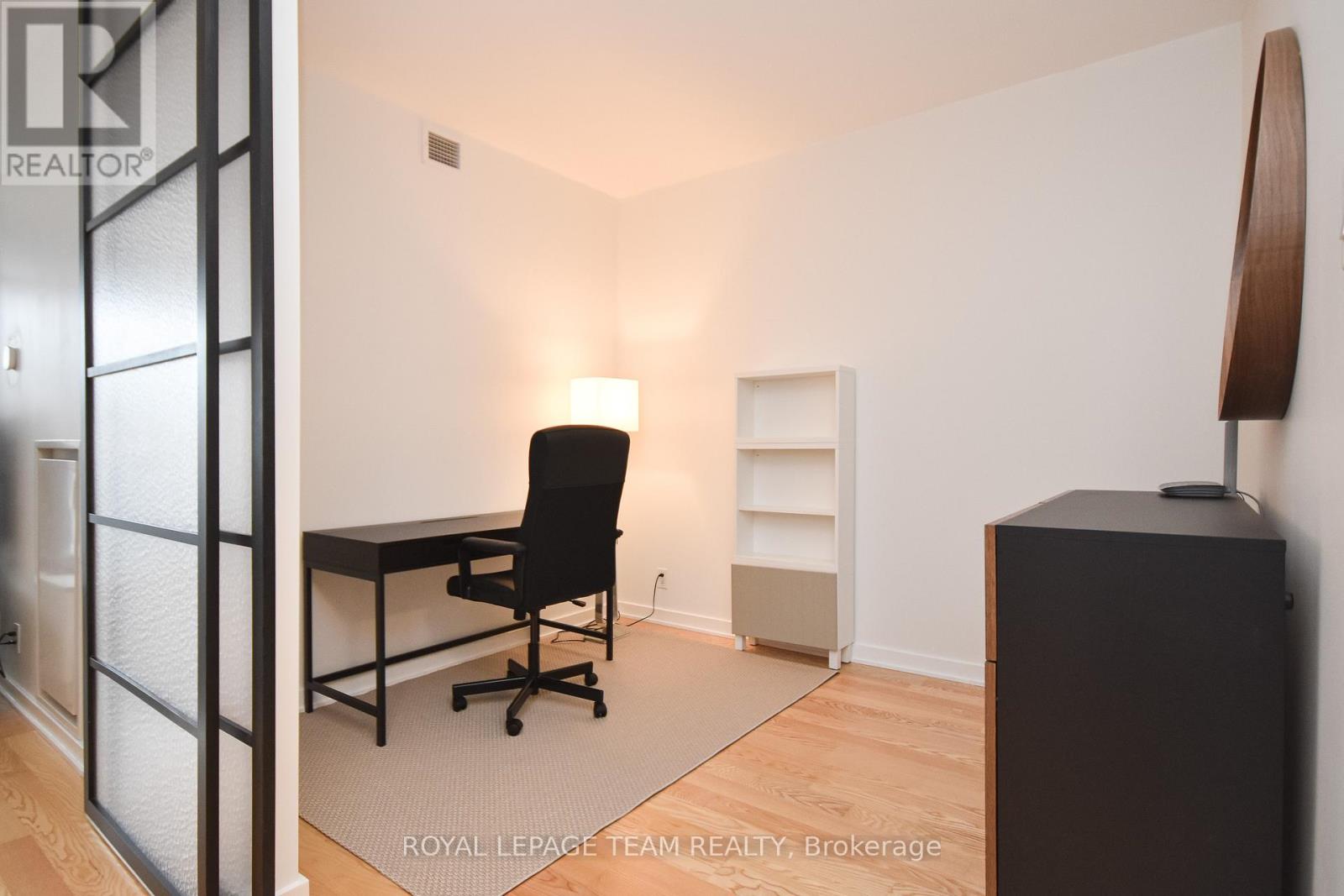 1206 - 324 Laurier Avenue W